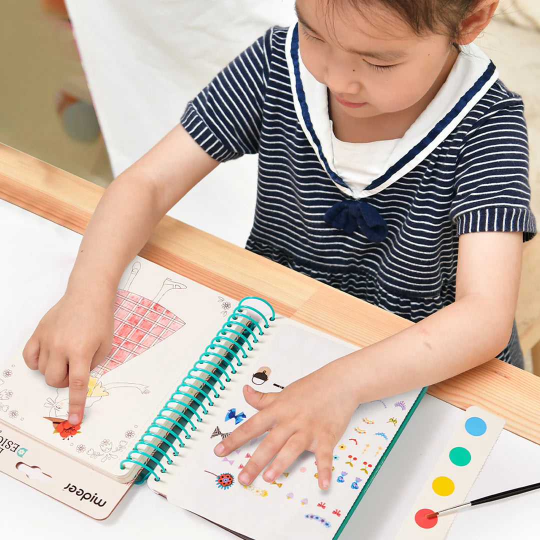 Dziecko bawiące się i rysujące w kolorowym zeszycie kreatywnym dla dzieci Yamann