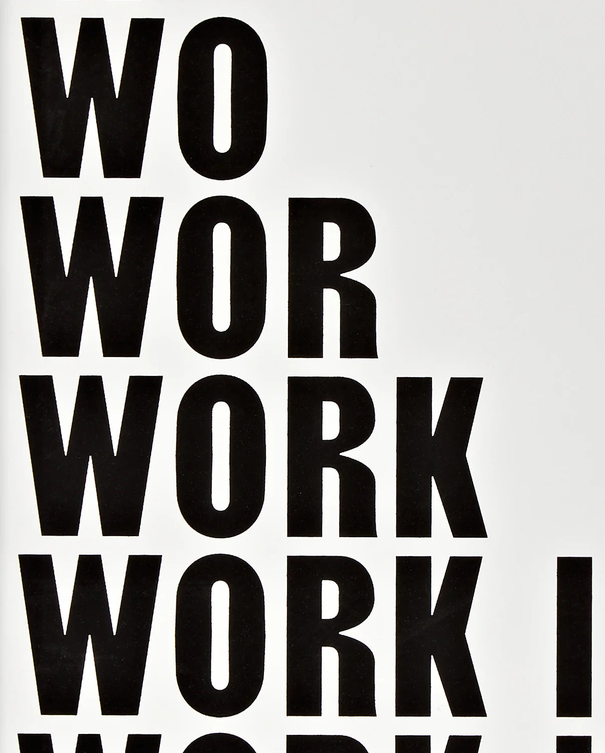 Notatnik work in progress z czarnym drukiem wielkich liter na białej okładce