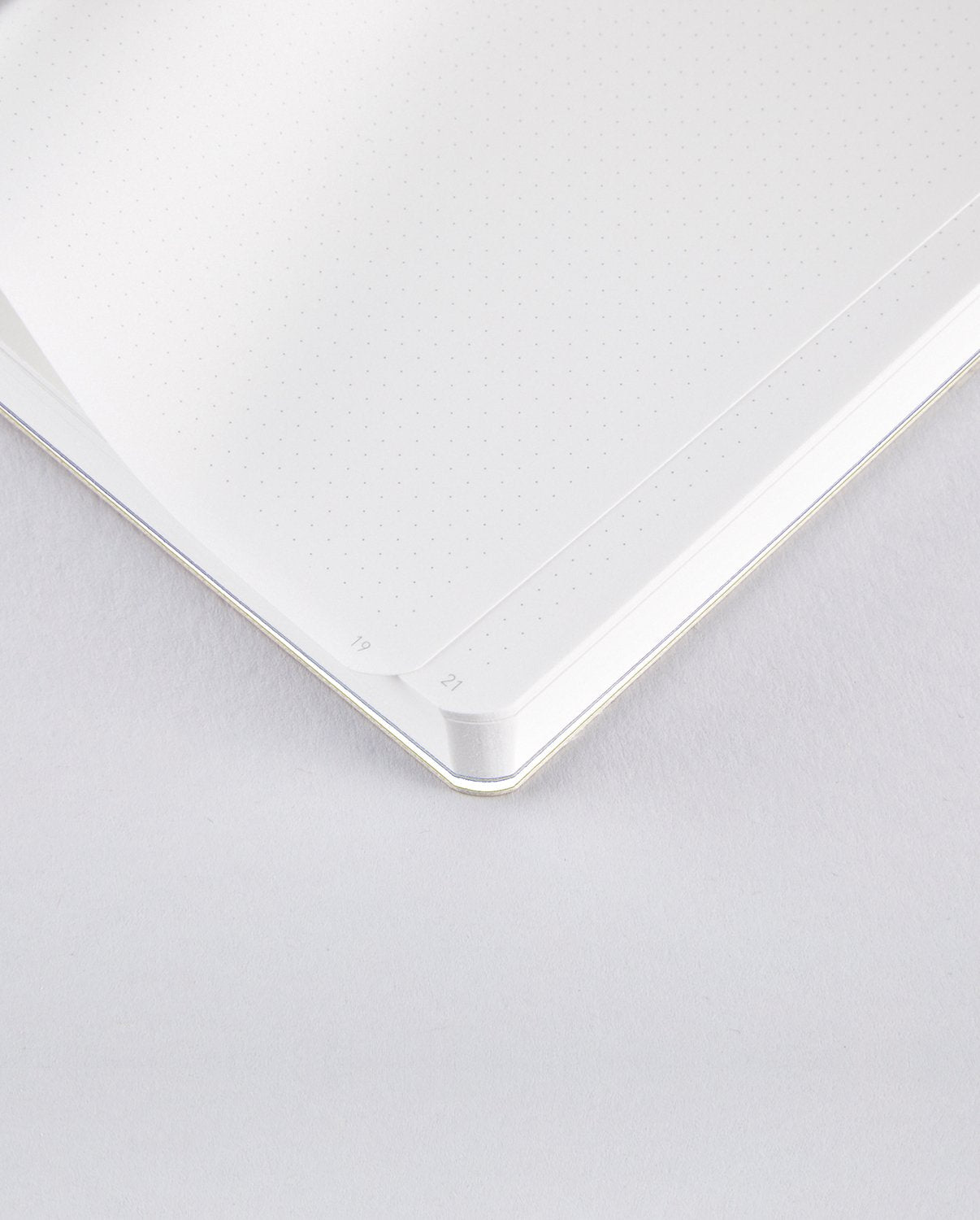 Otwarty notatnik artystyczny Friends z dopełnionymi kropkami na stronach do pisania i rysowania