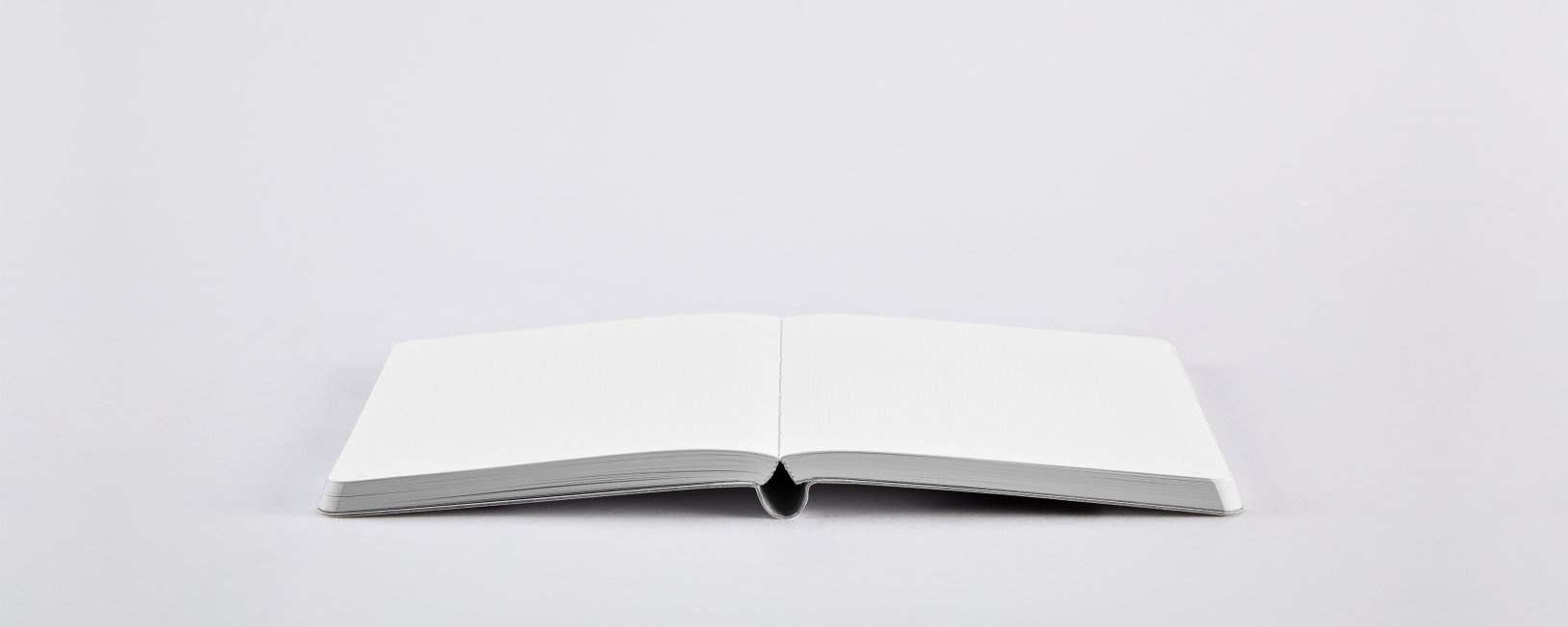 Pusty notatnik artystyczny Friends otwarty na białym tle do kreatywnych zapisków