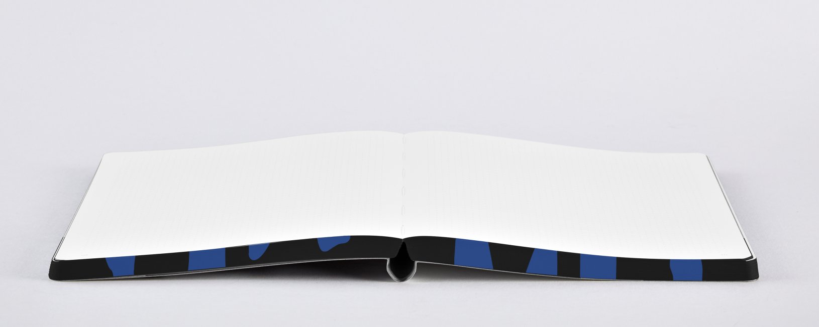 Otwarty notatnik graficzny Stay Cool z pustymi białymi stronami na białym tle