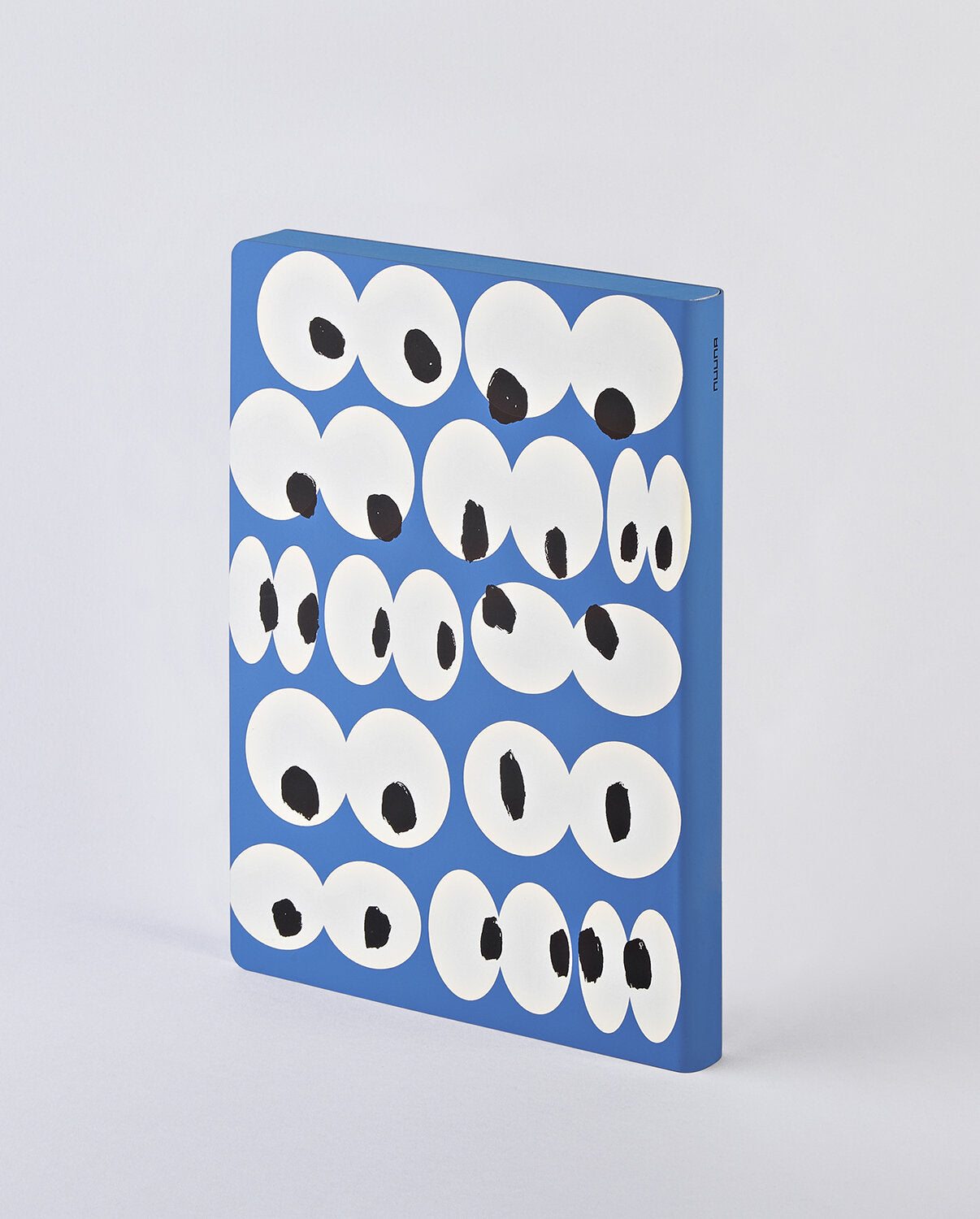 Notatnik graficzny Eyes on You z niebieską okładką ozdobioną wzorem białych oczu