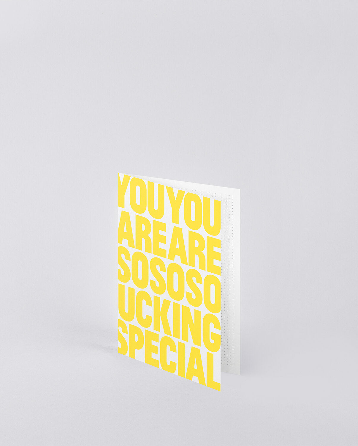 Kartka okolicznościowa z napisem w dużych żółtych literach na białym tle