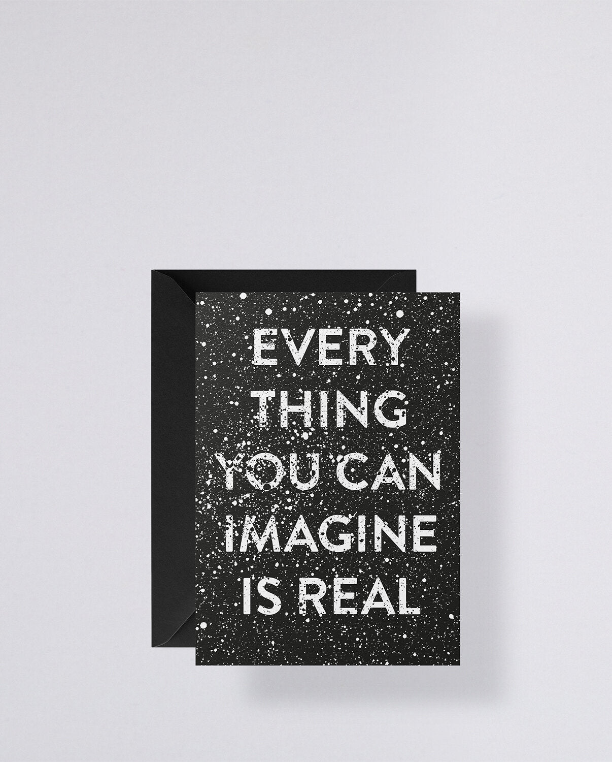Czarna kartka okolicznościowa z cytatem Everything you can imagine is real i kopertą
