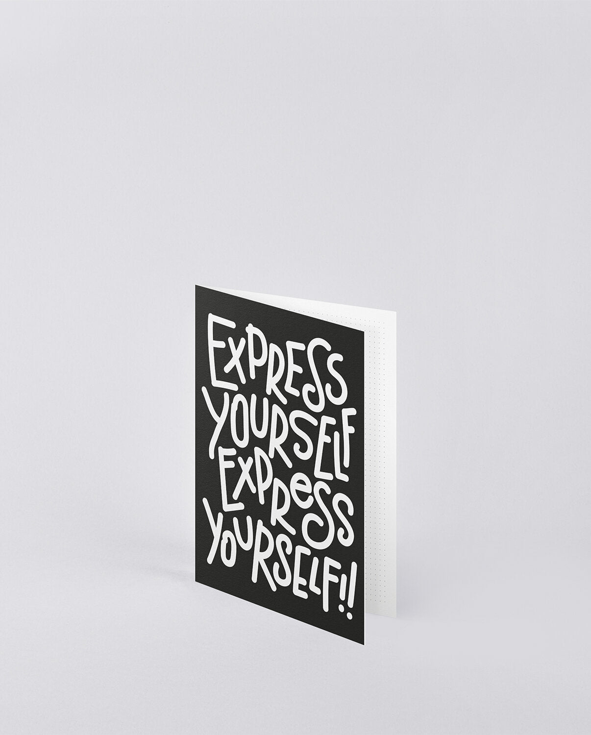 Czarna kartka okolicznościowa express yourself z białym, ręcznie napisanym napisem na froncie