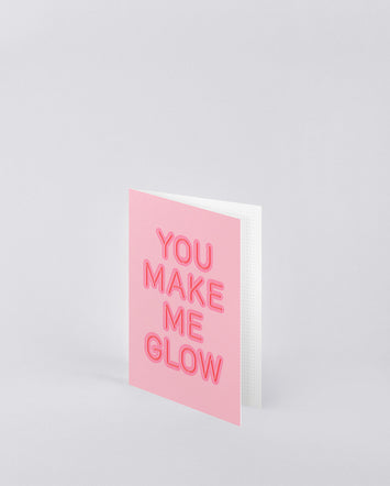 kartka okolicznościowa you make me glow w kolorze różowym z czerwonym napisem na przodzie