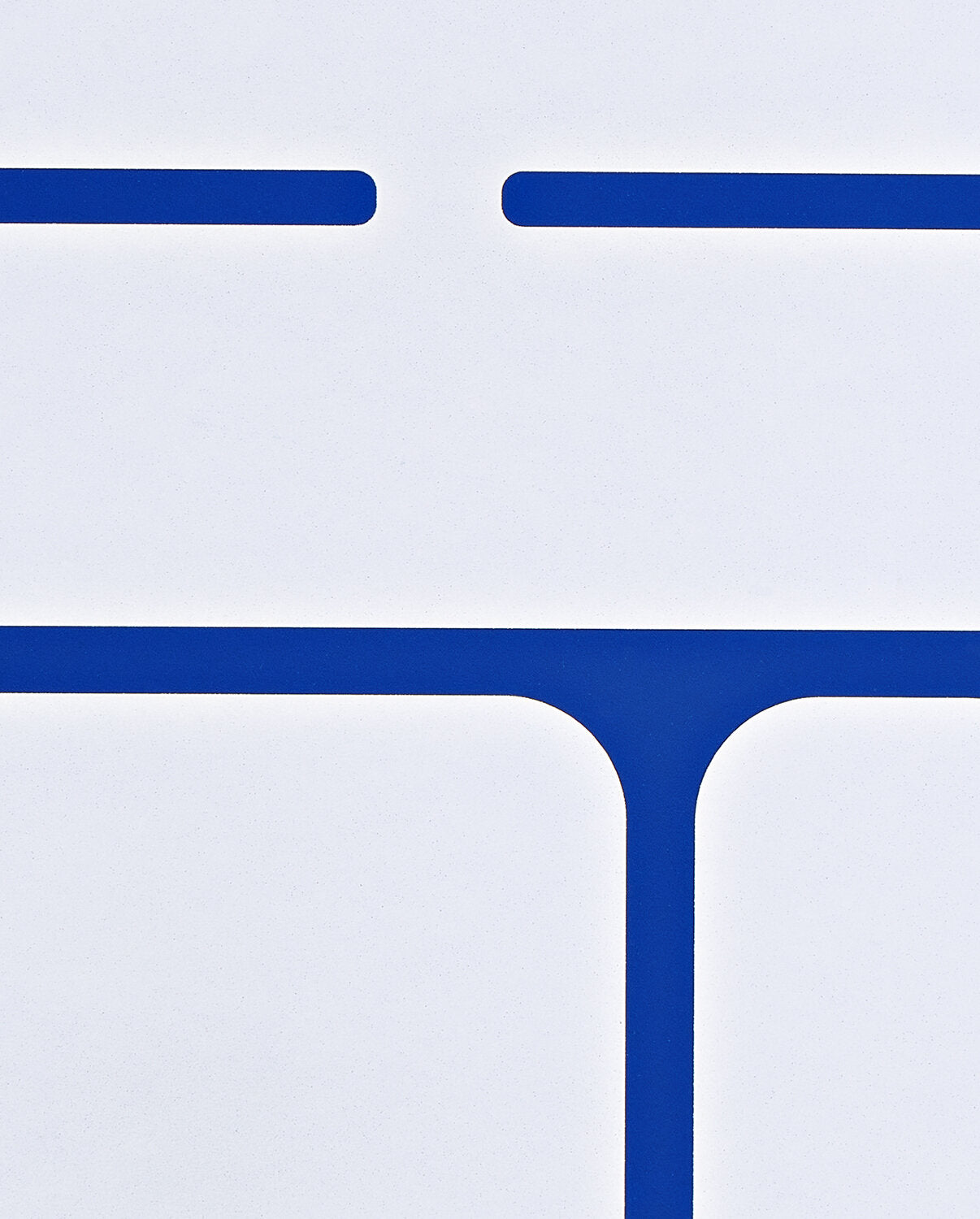 Minimalistyczny notatnik graficzny z białymi kartkami i niebieskimi liniami do projektowania