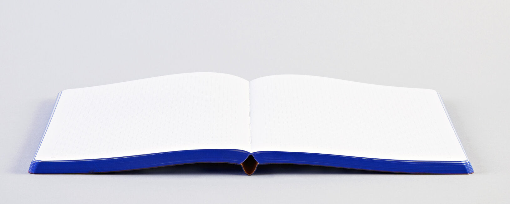 Notatnik graficzny BV JACOB COMPANY z otwartymi pustymi kartkami i niebieską oprawą