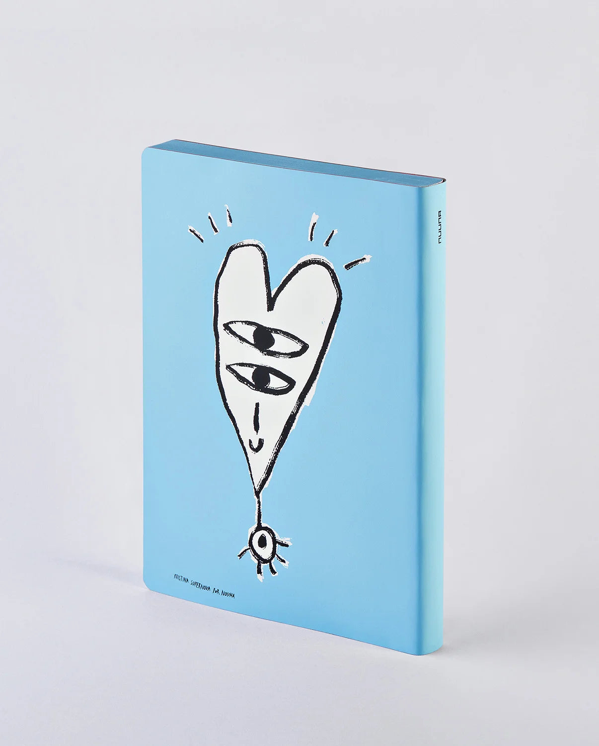 notatnik Graphic L Unconditional Love w niebieskiej okładce z oryginalnym rysunkiem serca z oczami