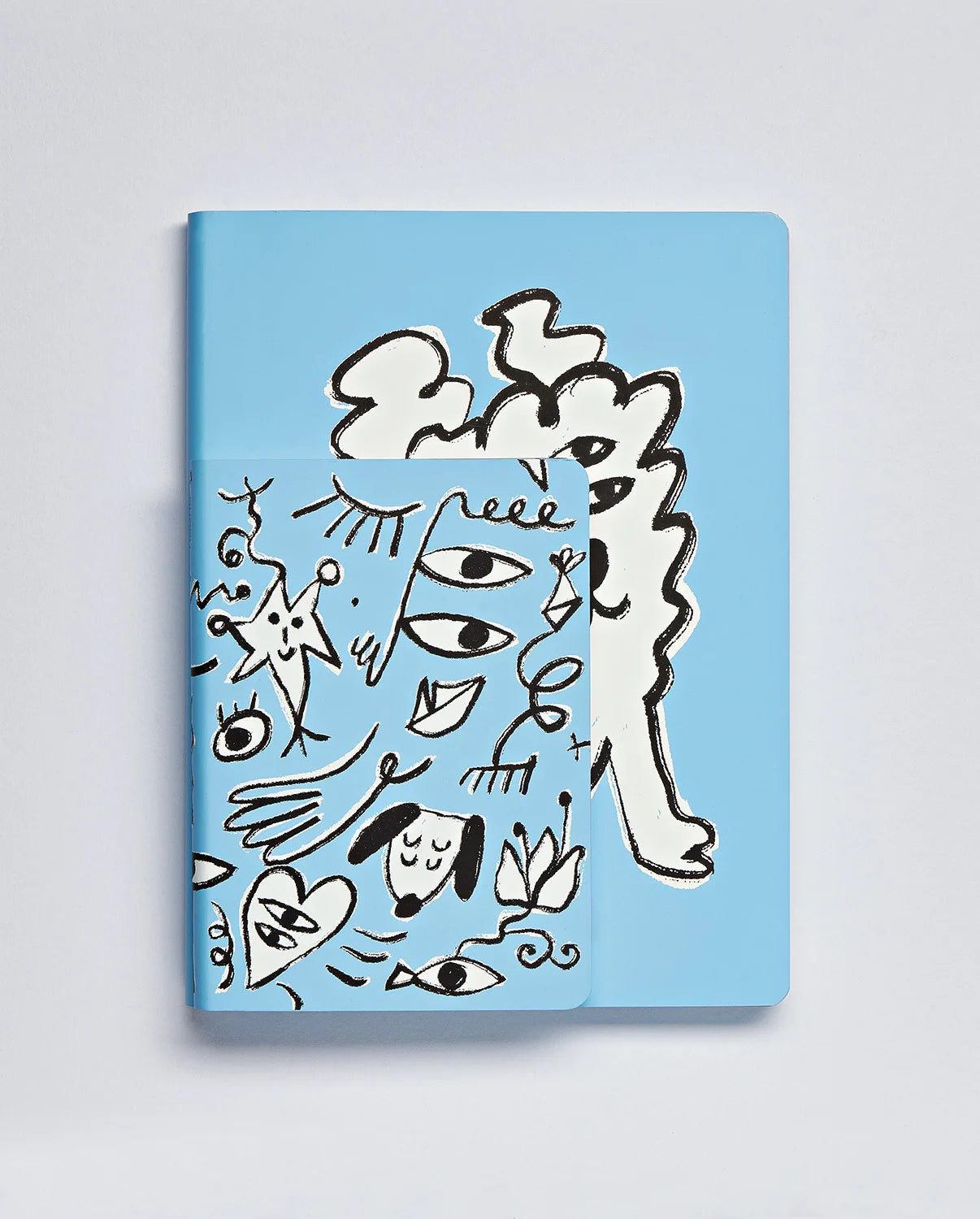 notatnik Graphic L Unconditional Love z niebieską okładką i abstrakcyjnymi czarno-białymi rysunkami