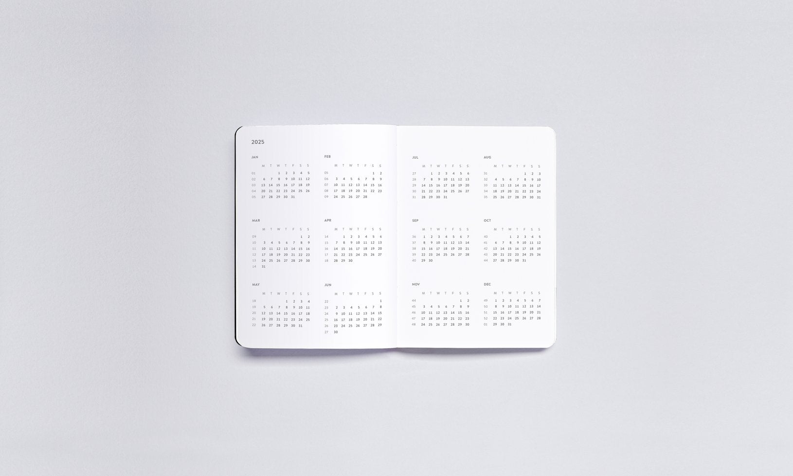 Kalendarz tygodniowy 2025 otwarty na biały minimalistyczny układ miesięcy na jasnym tle