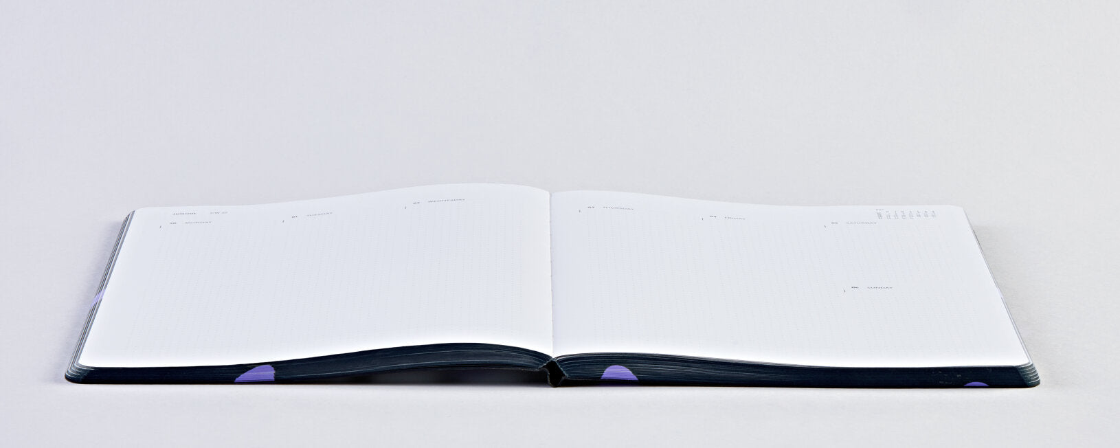 Otwarty kalendarz tygodniowy 2025 BV JACOB COMPANY z pustymi, białymi kartkami na jasnym tle