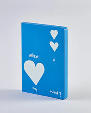 Niebieski notatnik Where Is My Mind z białymi sercami i napisem na okładce