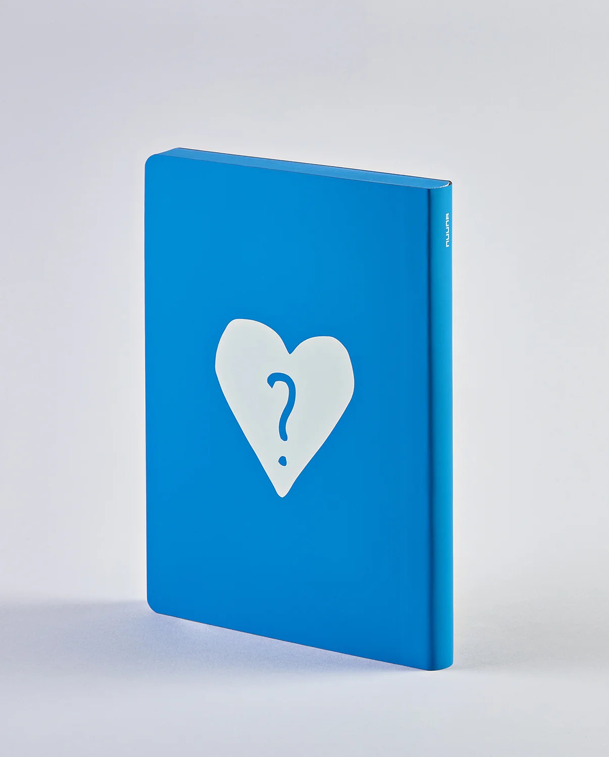 Niebieski notatnik Where Is My Mind z białym sercem i znakiem zapytania na okładce