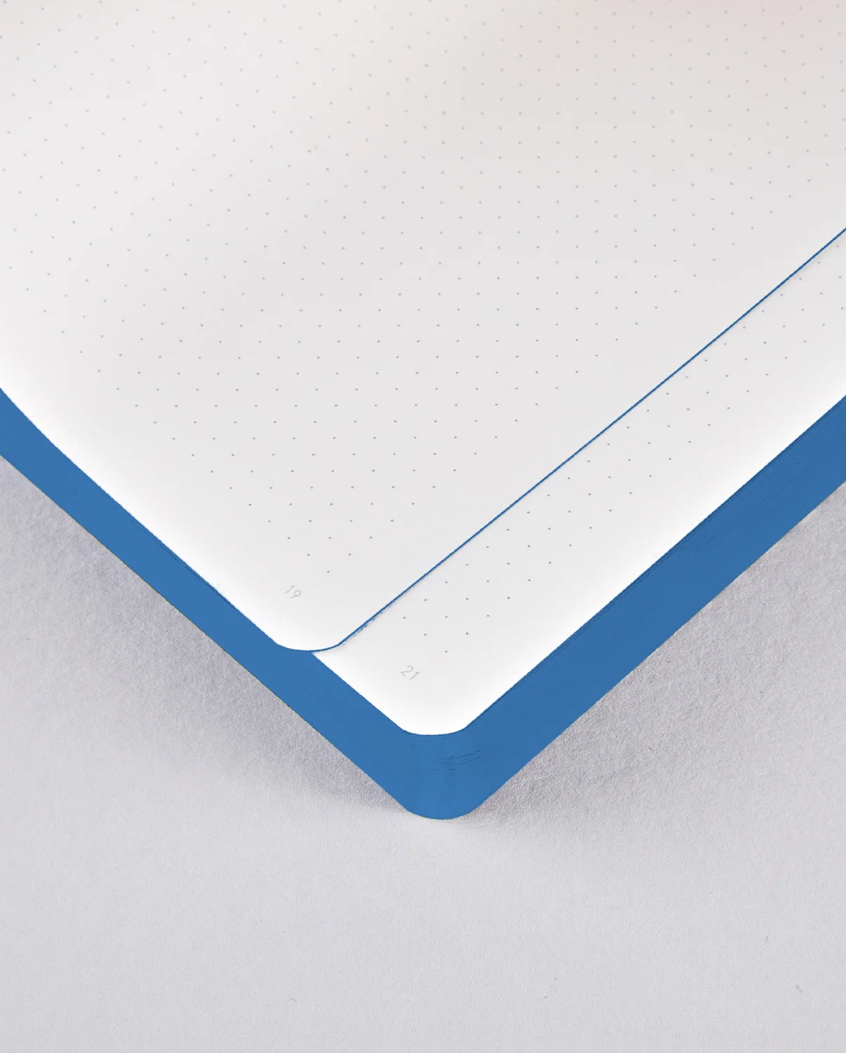 Notatnik Where Is My Mind z niebieską okładką i kartkami w kropki od BV JACOB COMPANY