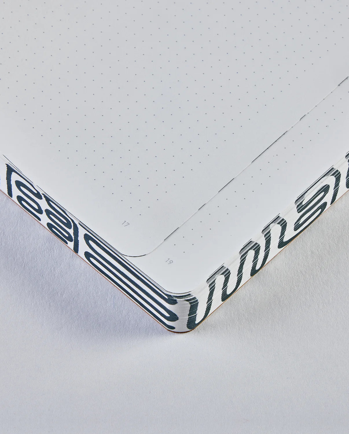 Notatnik graficzny Miracle z kropkowanymi stronami i nowoczesną grafiką na krawędziach