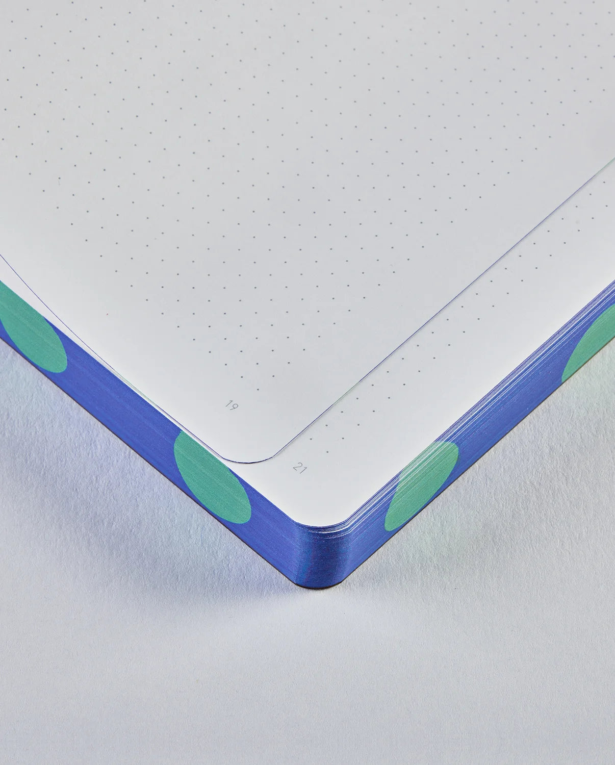 Notatnik graficzny Cry Cry Club z kropkowanymi stronami i kolorową obwolutą od BV JACOB COMPANY