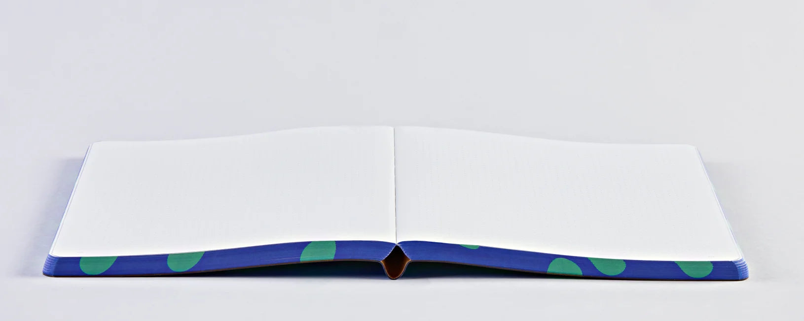 Otwarty notatnik graficzny Cry Cry Club z pustymi białymi kartkami i kolorową okładką