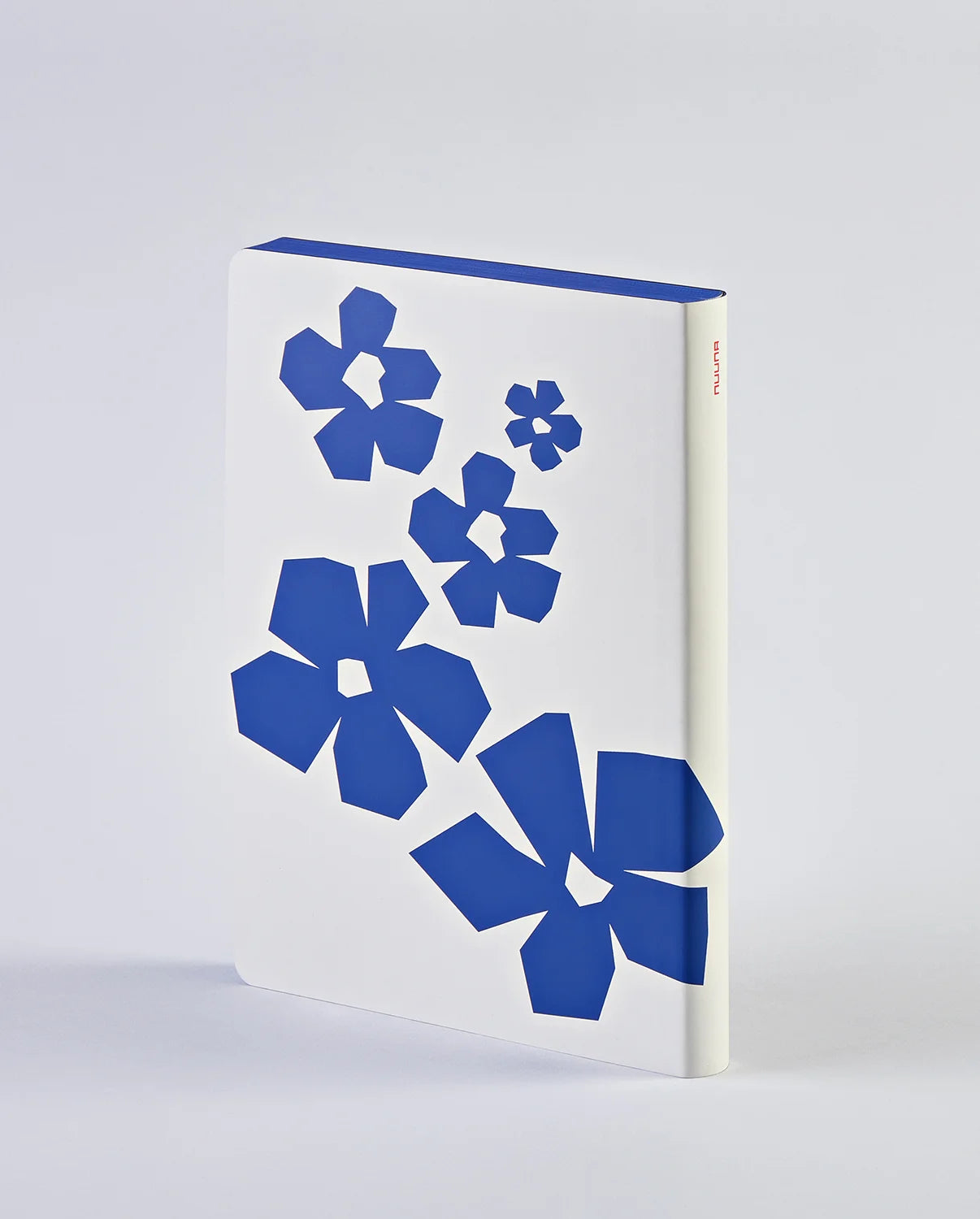 Notatnik Now And Forever z białą okładką ozdobioną dużymi niebieskimi kwiatami