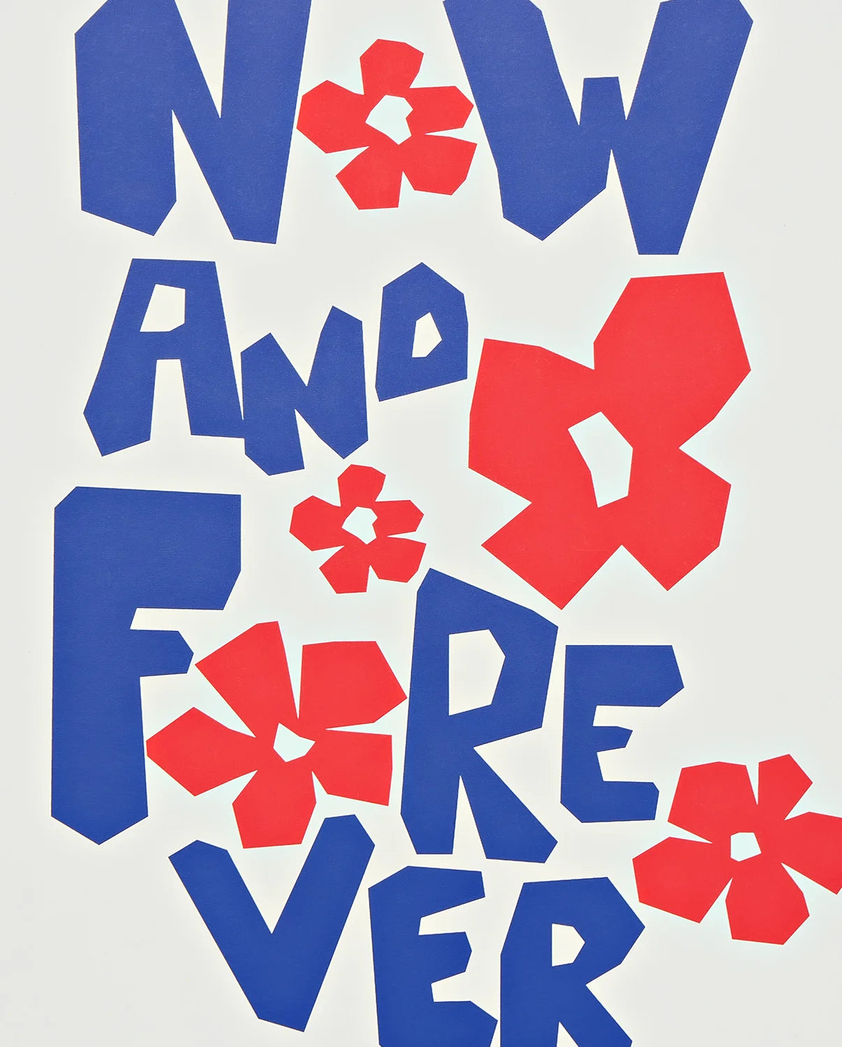 notatnik Now And Forever z niebieskimi literami i czerwonymi kwiatowymi wzorami na białym tle