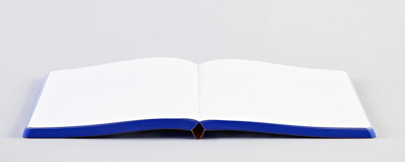 Otwarty notatnik Now And Forever firmy BV JACOB COMPANY z pustymi białymi stronami