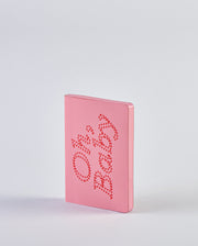 Różowy notatnik Oh Baby z wyrazistym napisem na okładce od BV JACOB COMPANY