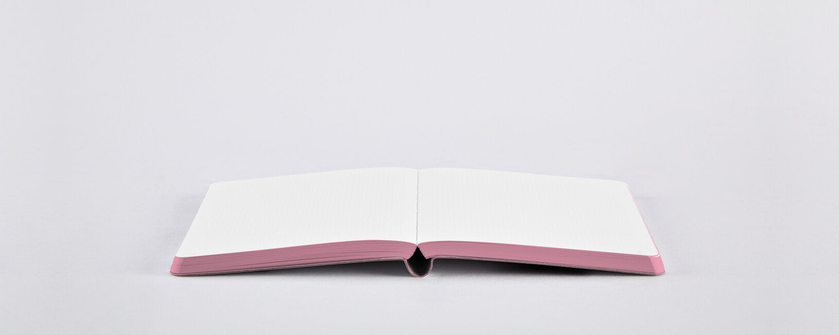 Otwarty notatnik Oh Baby z różowymi stronami na białym tle od BV JACOB COMPANY