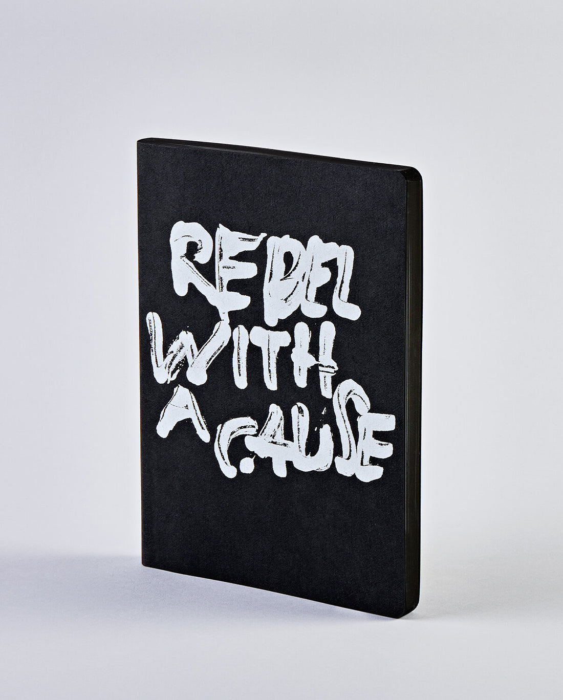 Notatnik rebel with a cause czarny w białe napisy o nieformalnym stylu od BV JACOB COMPANY