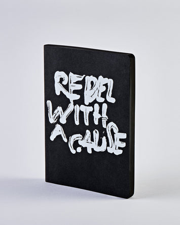 Notatnik rebel with a cause czarny w białe napisy o nieformalnym stylu od BV JACOB COMPANY