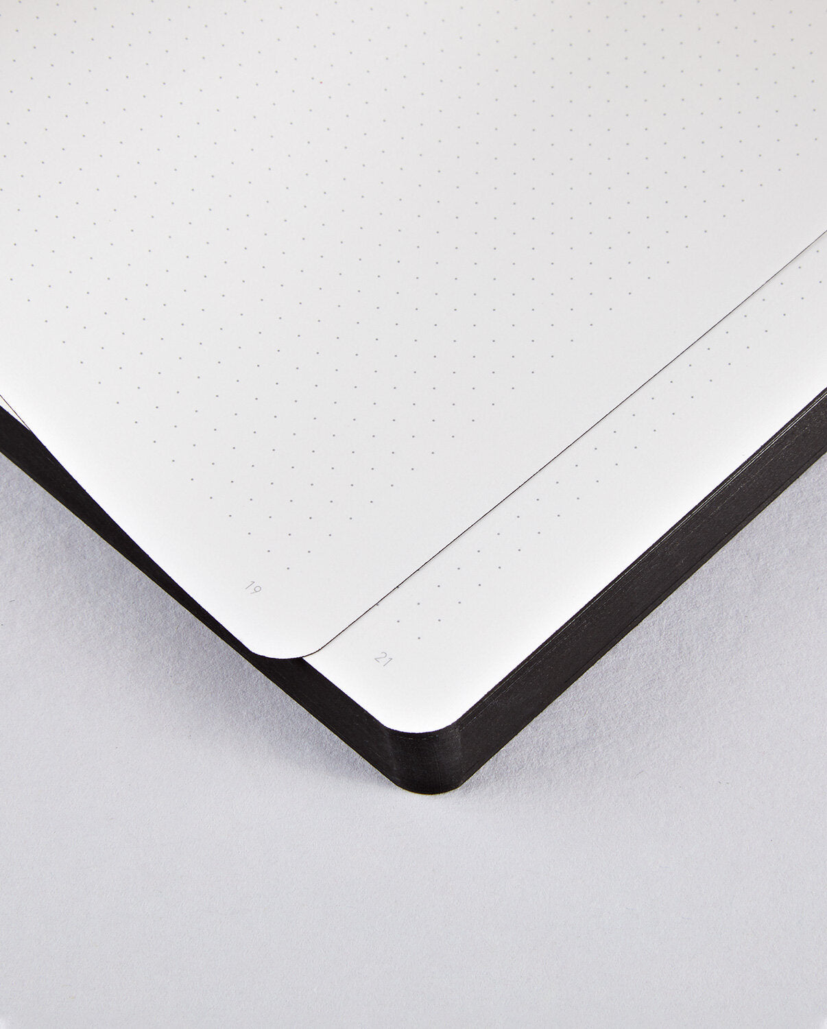 Wnętrze z kropkowanymi stronami notatnika rebel with a cause firmy BV JACOB COMPANY