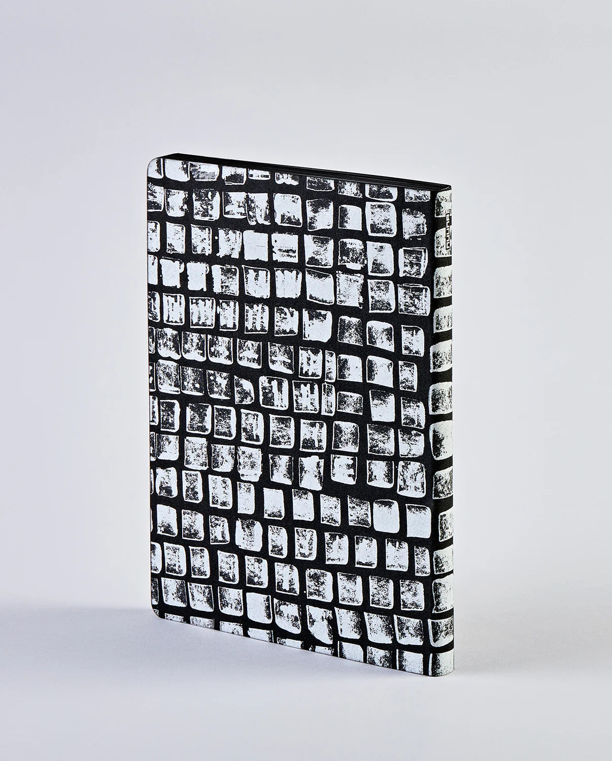 Notatnik w kratkę sassy squares z czarno-białą okładką o geometrycznym wzorze