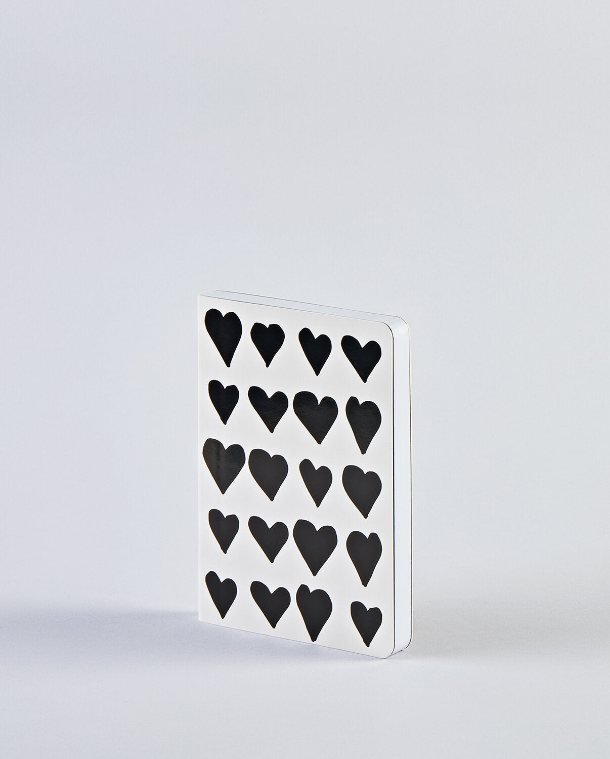Notatnik z sercami o białej okładce z czarnymi wzorami serc od BV JACOB COMPANY