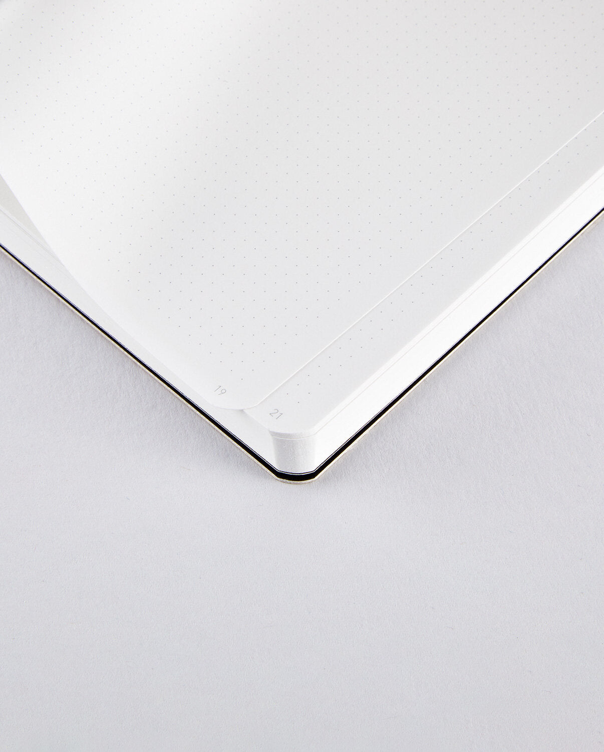 Minimalistyczny notatnik z sercami BV JACOB COMPANY z białymi kartkami w kropki