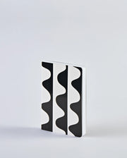 Czarnobiały notatnik Bébé Sucré S z falistym wzorem i miękką okładką od BV JACOB COMPANY