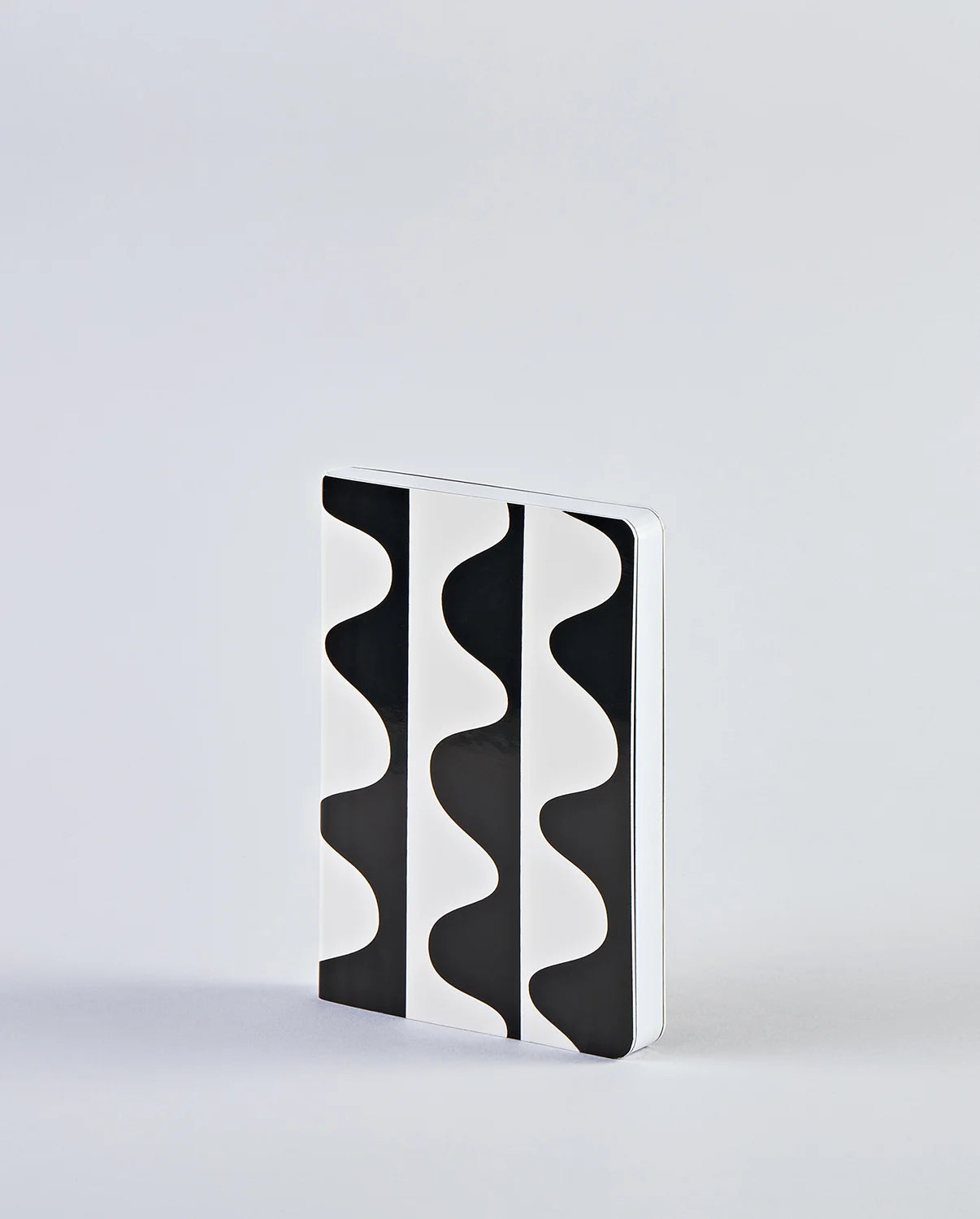 Czarnobiały notatnik Bébé Sucré S z falistym wzorem i miękką okładką od BV JACOB COMPANY