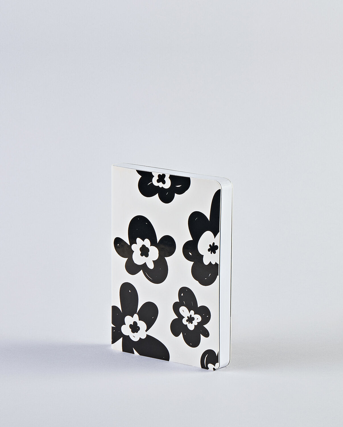 Notatnik kwiatowy mały od BV JACOB COMPANY z czarno-białym wzorem kwiatów na okładce