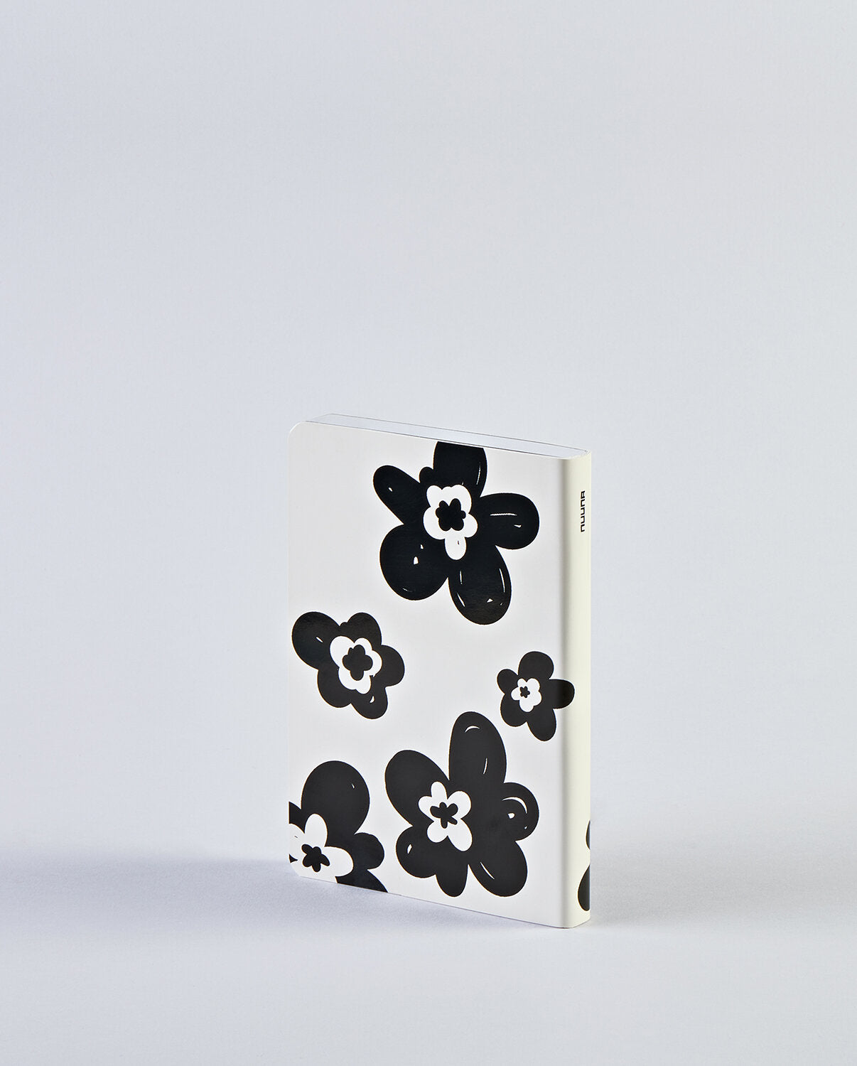 Notatnik kwiatowy mały z czarno-białym wzorem kwiatów na okładce od BV JACOB COMPANY