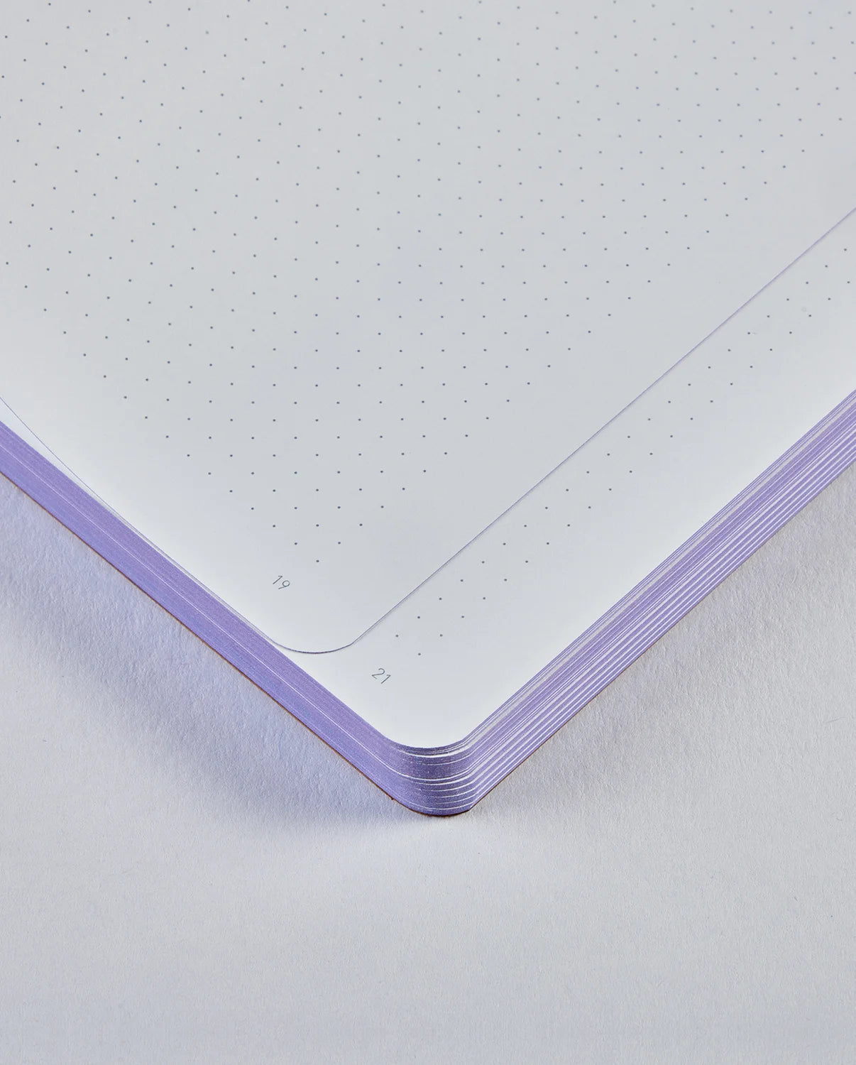 Notatnik fioletowy trance lilac z perforowanymi kropkami na stronach i zaokrąglonymi rogami