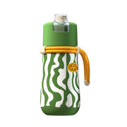 Bidon ze spryskiwaczem dla dzieci WABOBA AB w zielono-białym wzorze z pomarańczowym paskiem