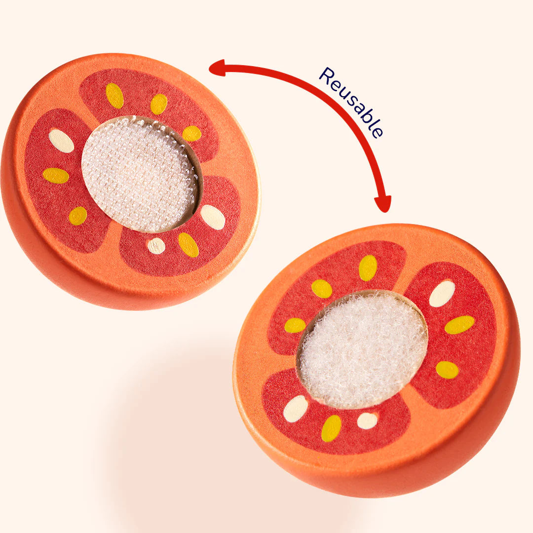Drewniane owoce i warzywa do krojenia przedstawiające pomidora z rzepem do łączenia kawałków