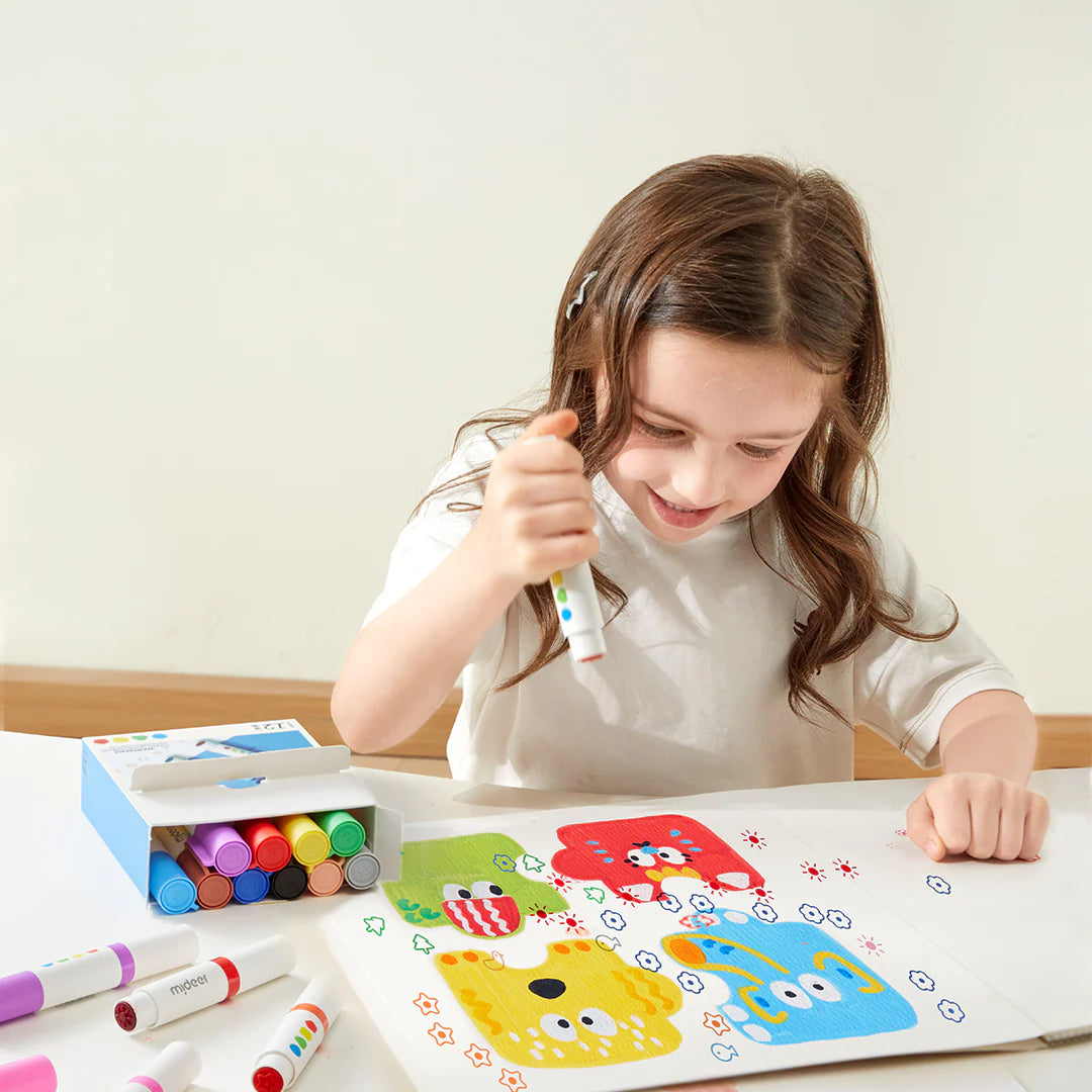 Dziewczynka kolorująca zabawne obrazki z użyciem markerów zmywalnych dla dzieci Yamann