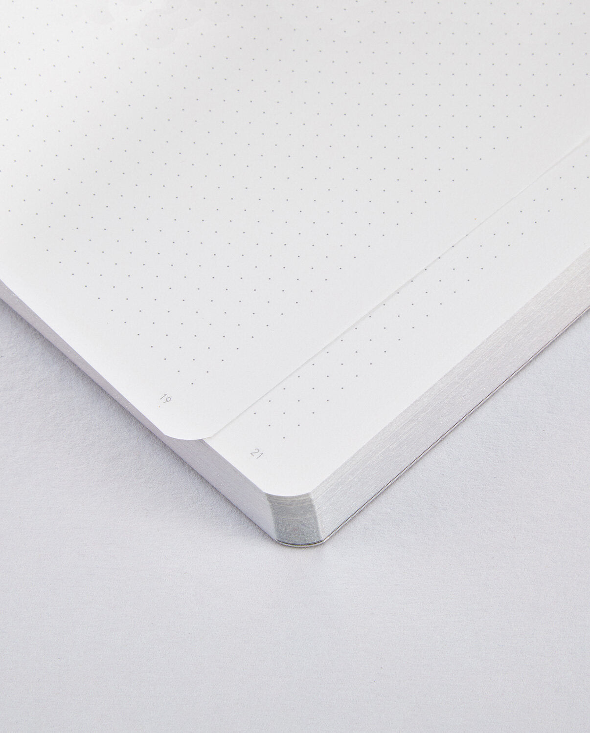 Notatnik Voyager M szary otwarty na stronach z kropkowanym wzorem papieru