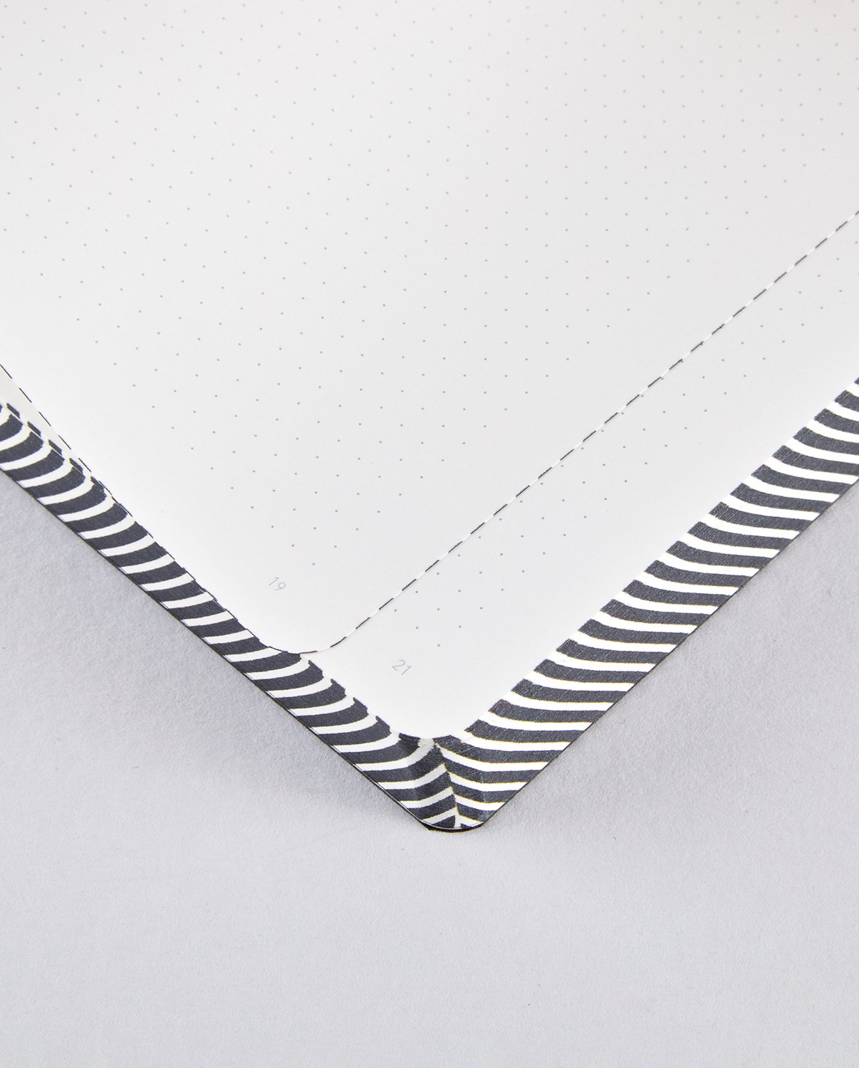 Notatnik the master plan z kropkowanymi kartkami i czarno-białą obwolutą od BV JACOB COMPANY