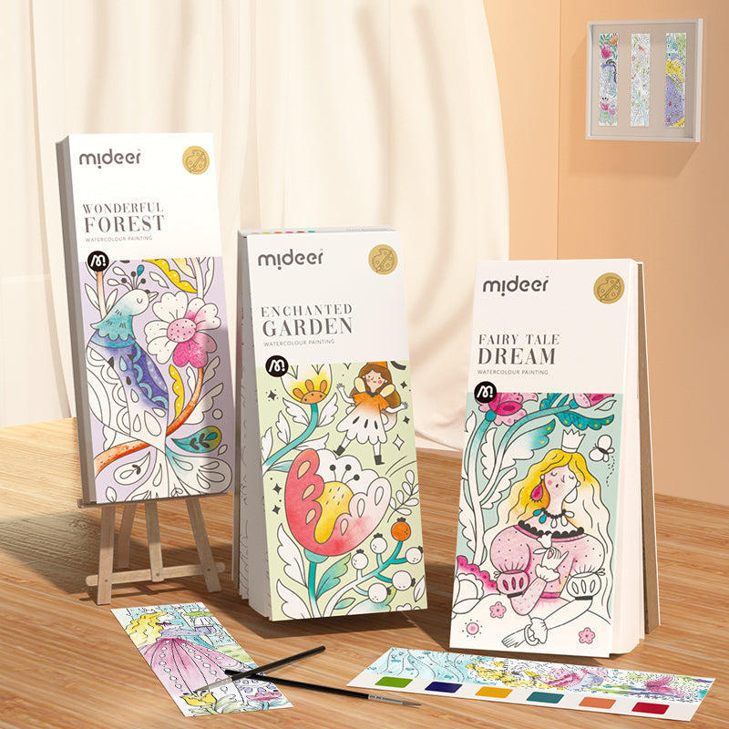 Kolorowanka akwarelowa dla dzieci z motywami lasu, ogrodu i baśni autorstwa Yamann na stole z farbami i pędzlem