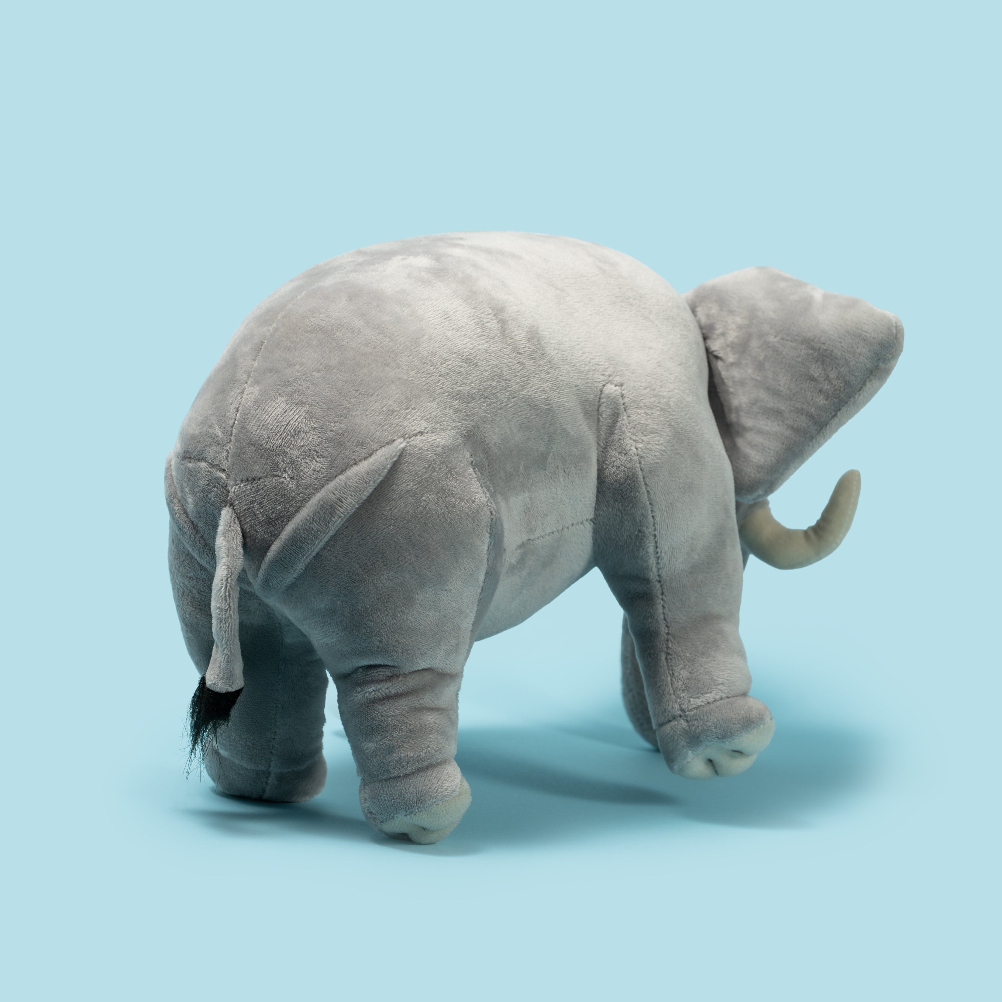 Pluszak słoń Wild Planet szary miękki zabawka dla dzieci na niebieskim tle