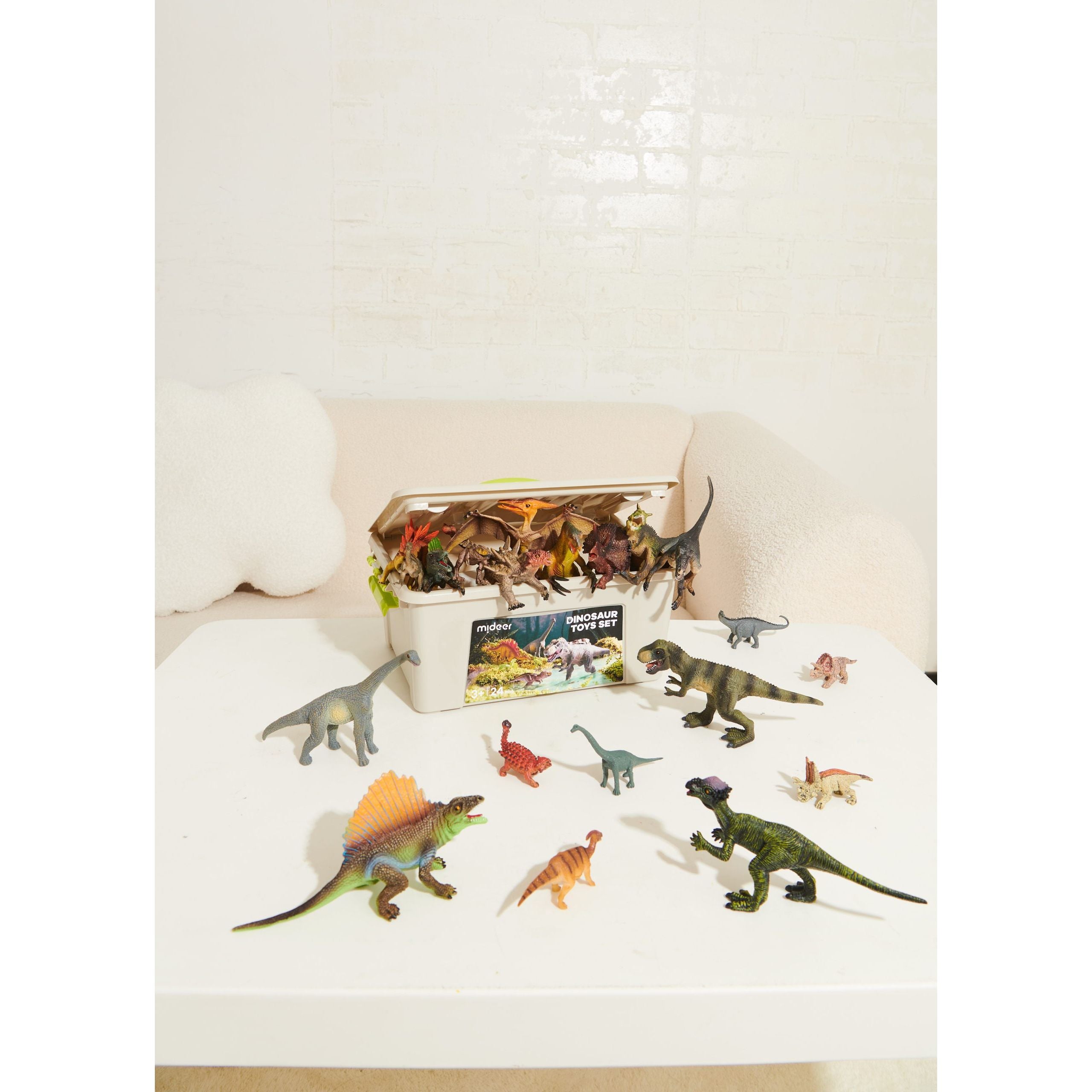 Zestaw figurek dinozaurów dla dzieci z różnymi kolorowymi modelami dinozaurów na białym stole