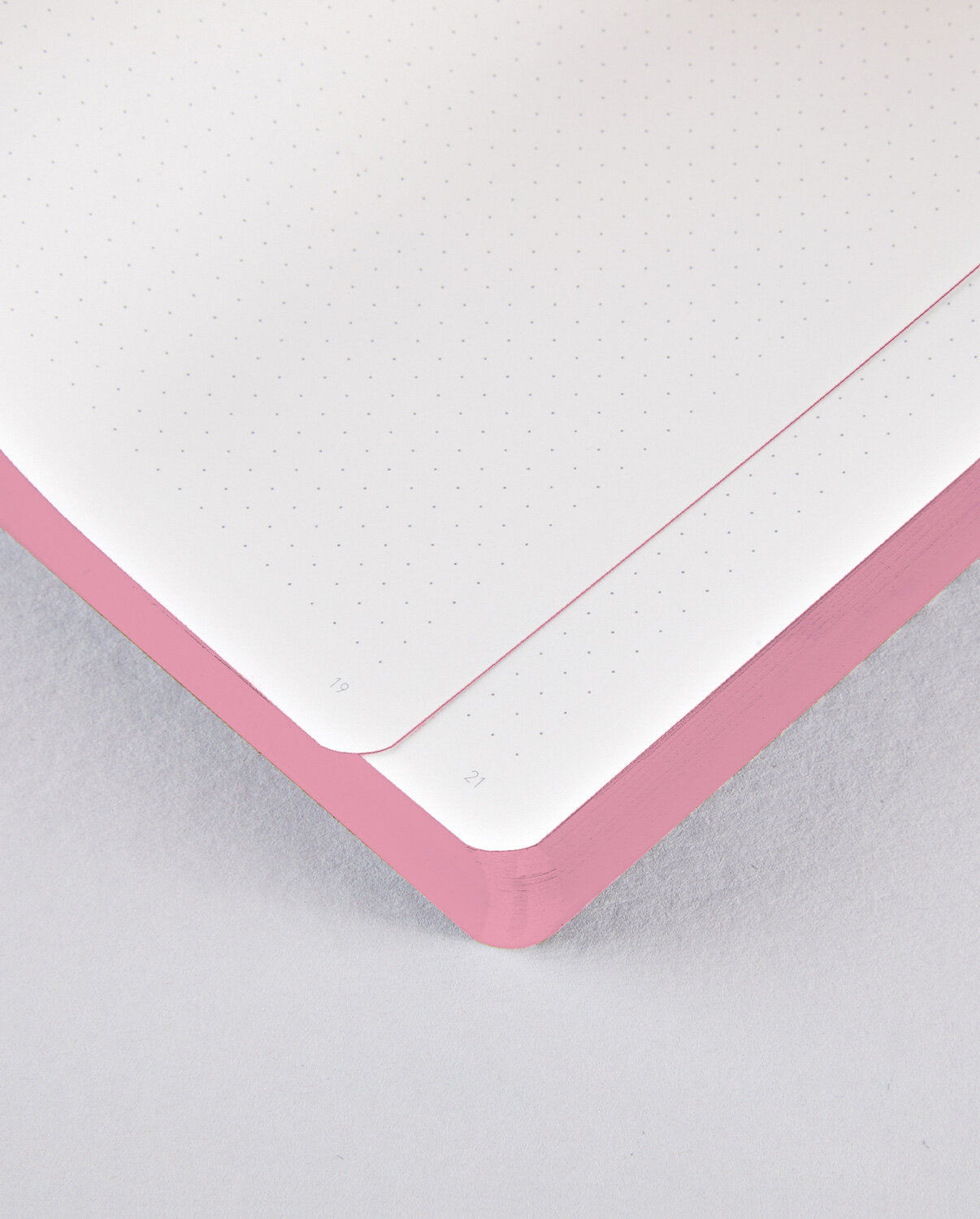 Notatnik Graphic L Sweet Joe z różową oprawą i kropkowanymi stronami do pisania