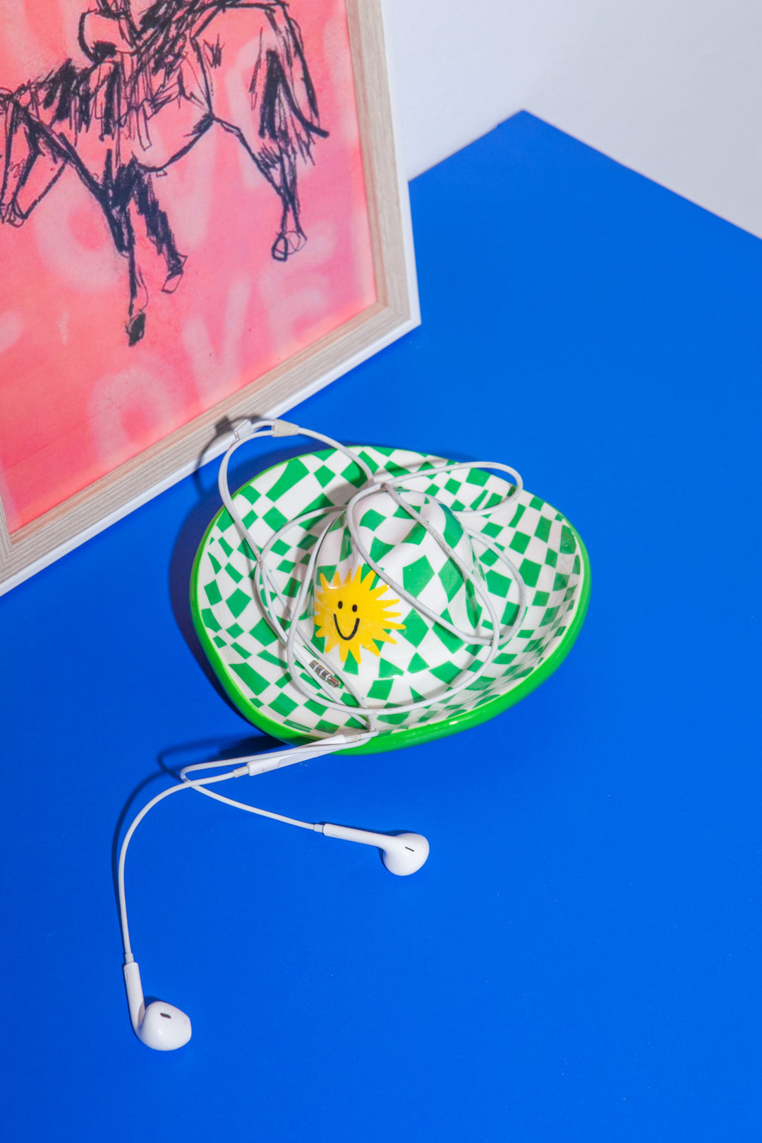 Tacka na drobiazgi kapelusz kowbojski z zielono-białym wzorem i słoneczkiem marki DOIY na niebieskim tle