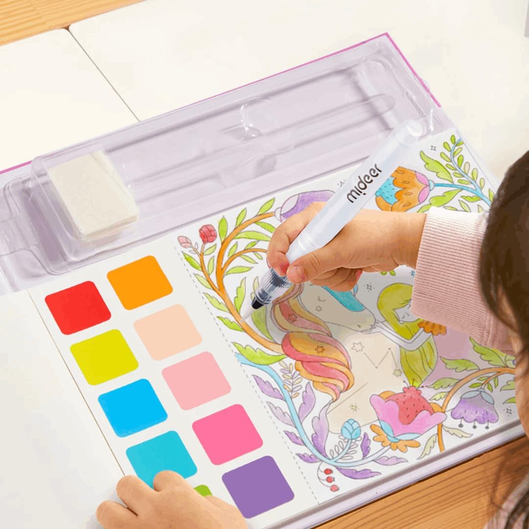 Dziecko malujące dużą kolorowankę akwarelową dla dzieci z zestawem kolorów na stole