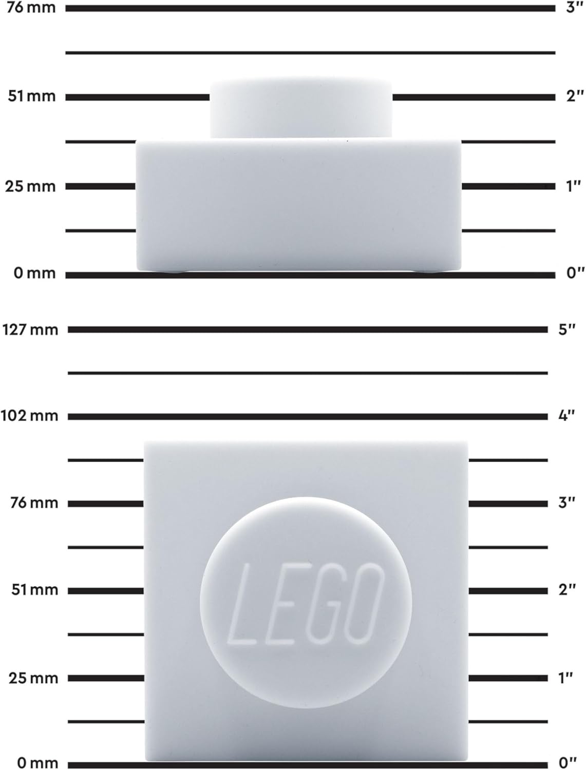 Biała silikonowa lampka LEGO o kształcie klocka z logo LEGO na przodzie